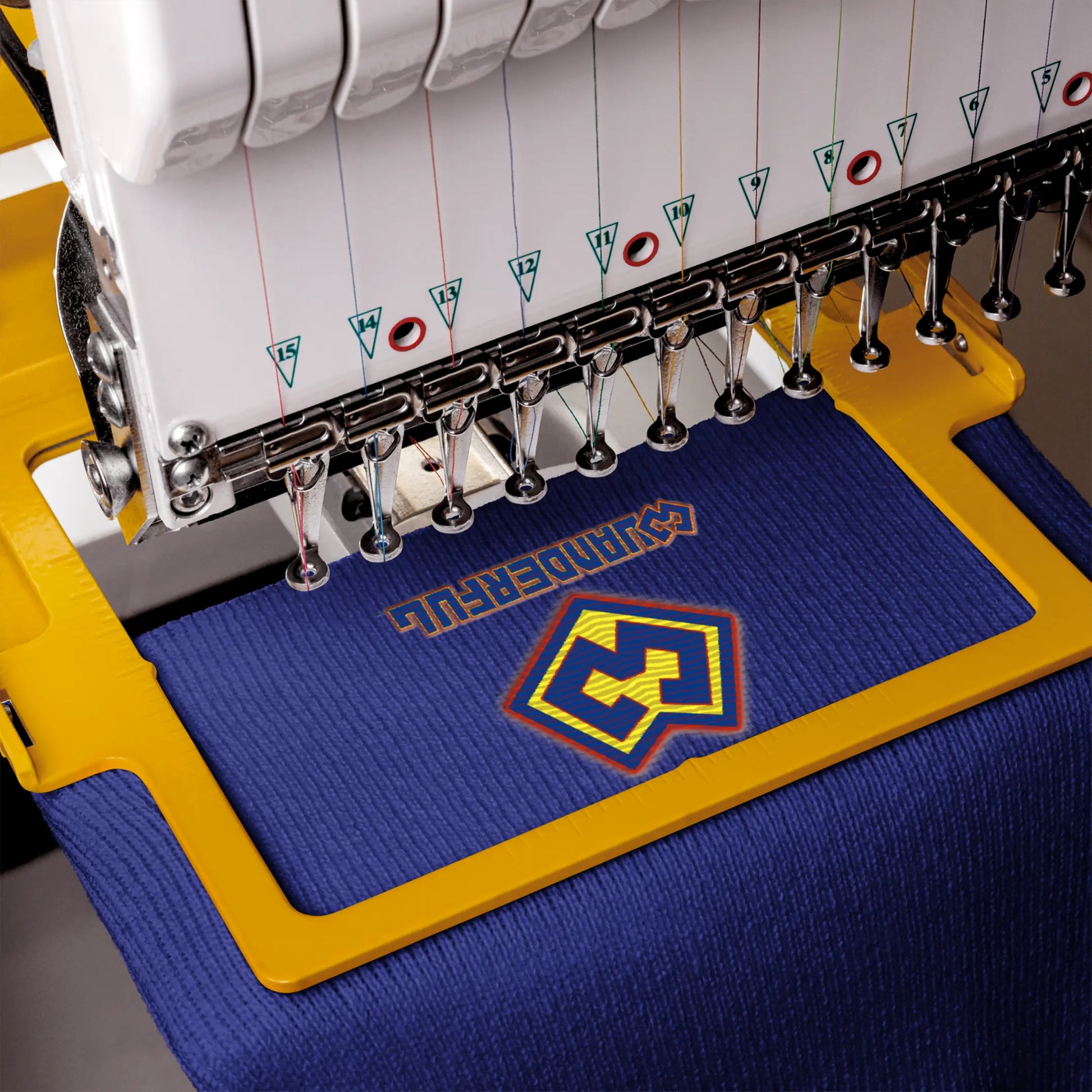 Gorro tejido en producción con logotipo Wuanderful Locos, edición limitada