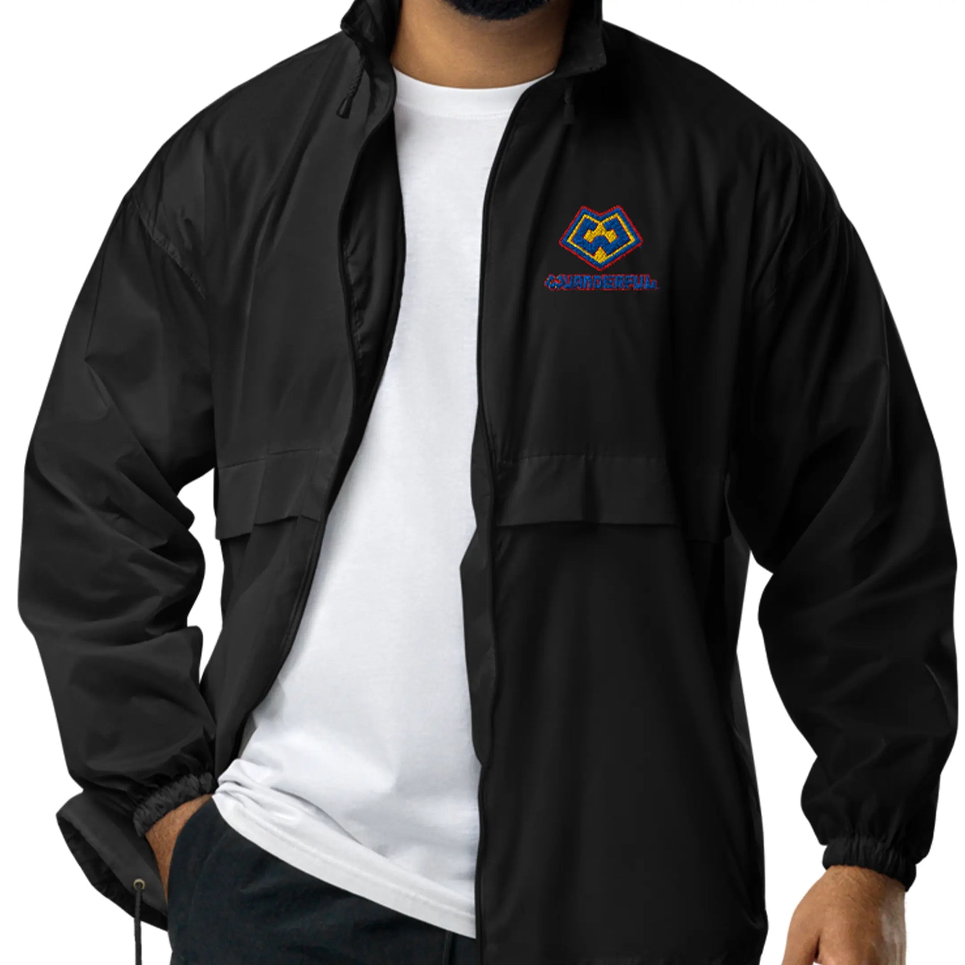 Vista frontal de hombre vestido en rompevientos impermeable con logotipo de Wuanderful Locos