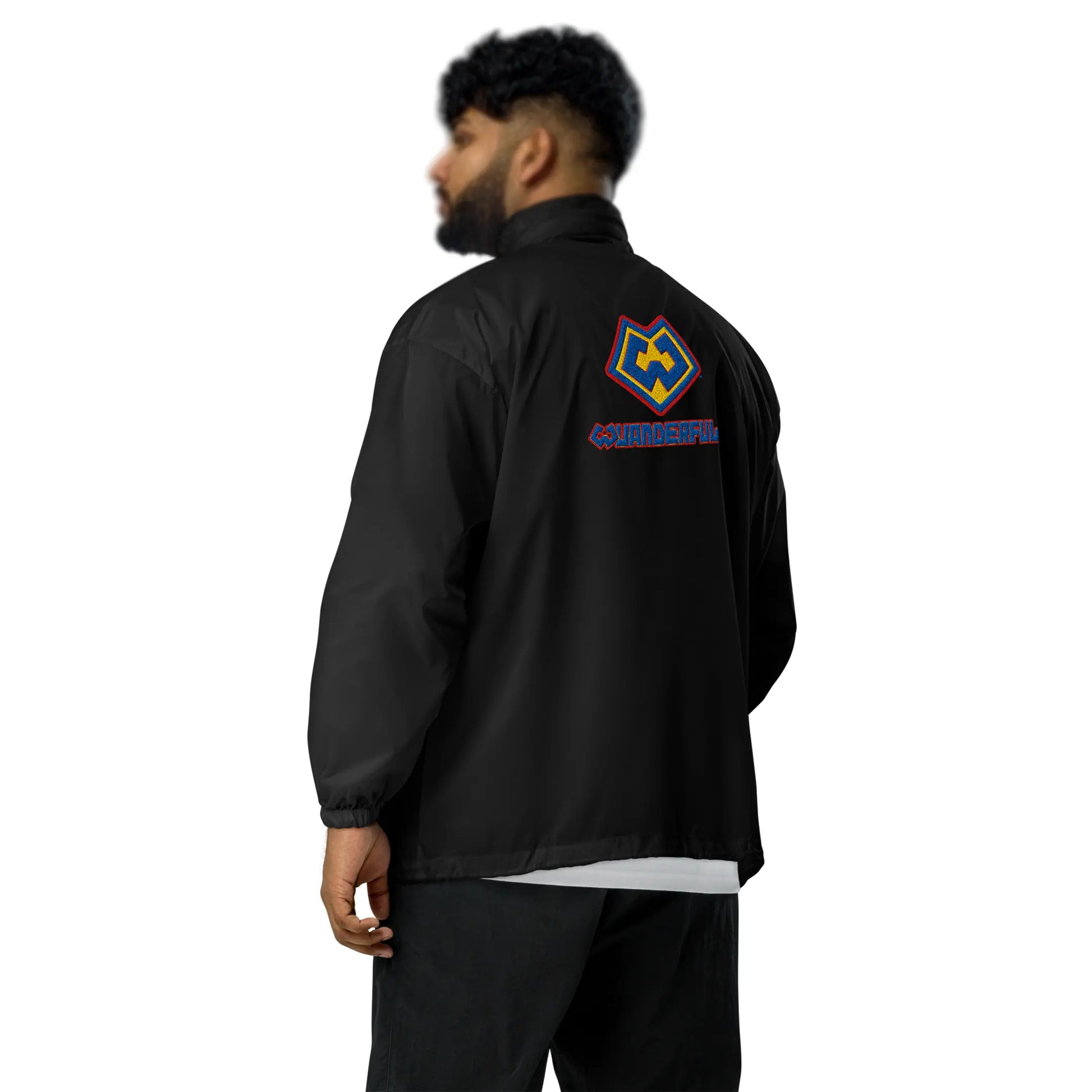 Vista trasera de hombre vestido en rompevientos impermeable con logotipo de Wuanderful Locos
