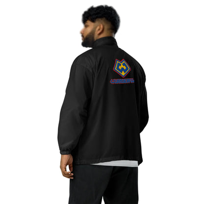 Vista trasera de hombre vestido en rompevientos impermeable con logotipo de Wuanderful Locos