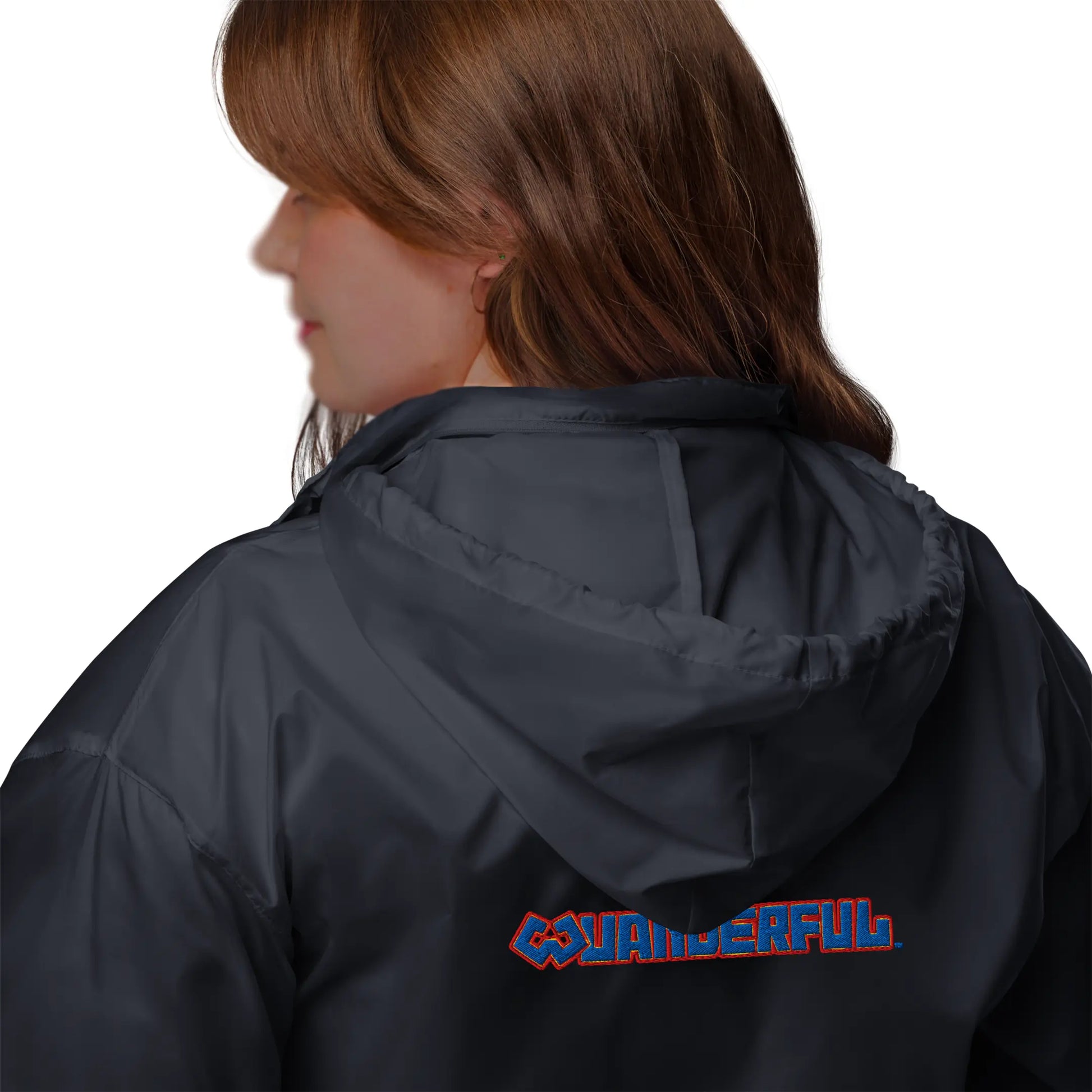Vista de capucha de mujer vestido en rompevientos impermeable con logotipo de Wuanderful Locos