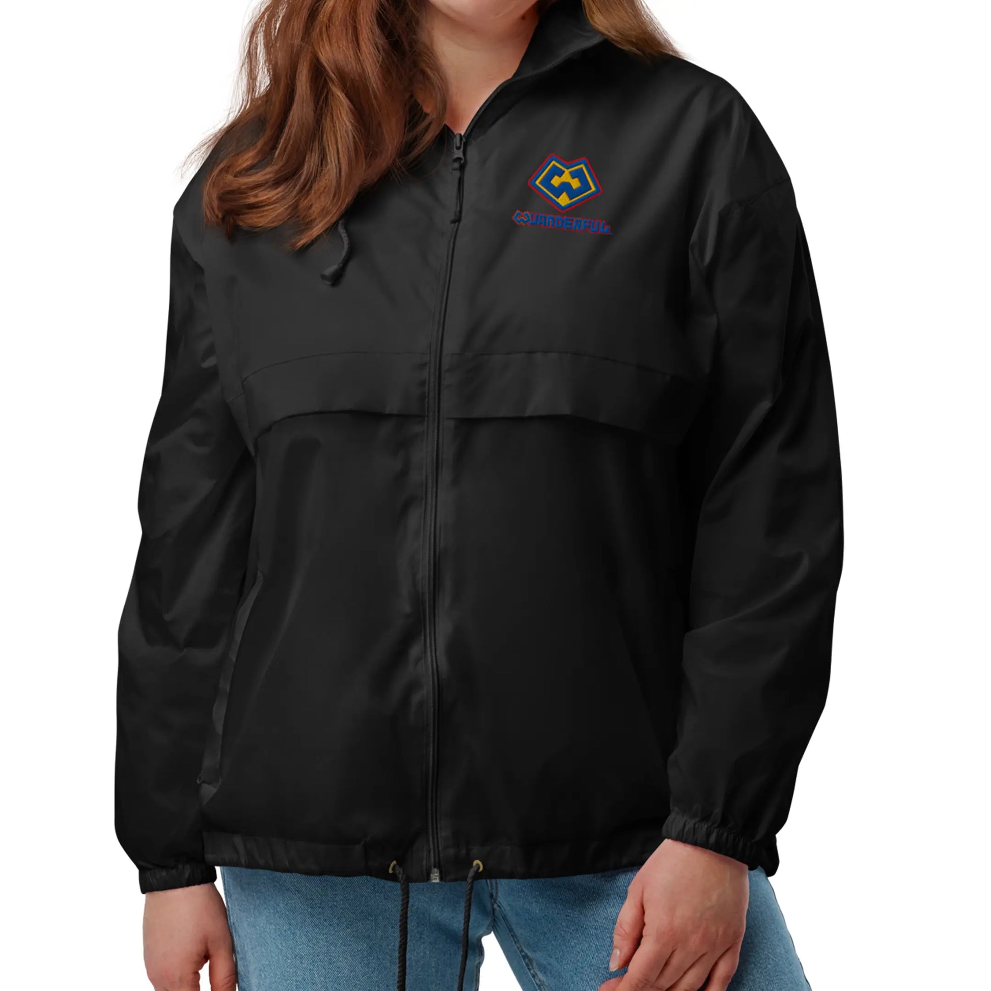 Vista frontal de mujer vestido en rompevientos impermeable con logotipo de Wuanderful Locos