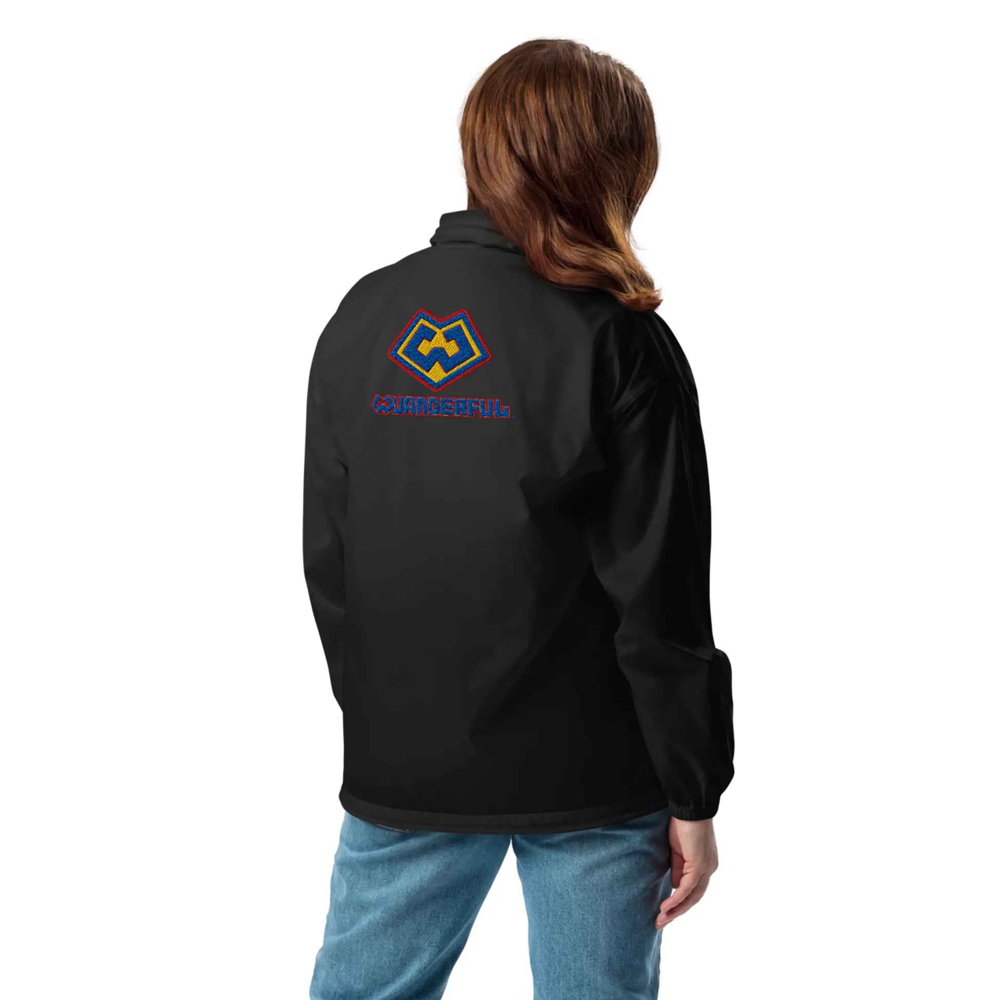 Vista trasera de mujer vestido en rompevientos impermeable con logotipo de Wuanderful Locos