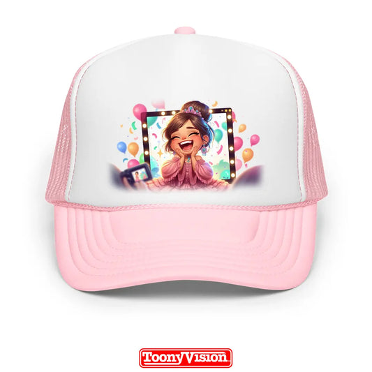 ToonyVision gorra niña de cumpleaños o fiesta con caricatura desde foto y badge impreso limpio en panel frontal estilo merch