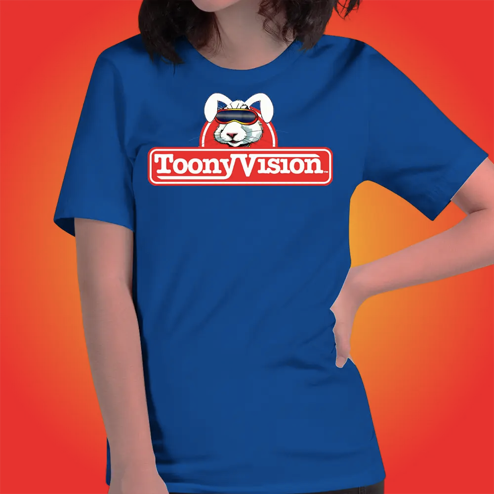 Mujer vistiendo playera azul rey ToonyVision Creadora, con logo minimalista, ideal para fans del arte y animación.