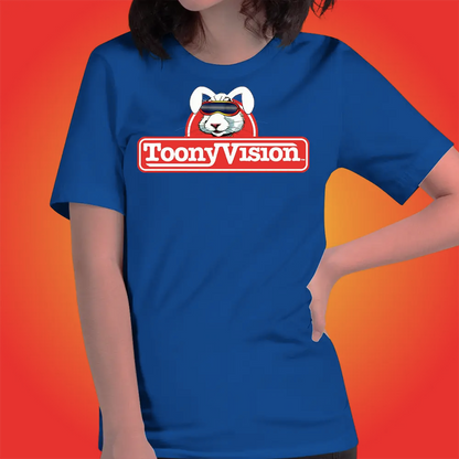Mujer vistiendo playera azul rey ToonyVision Creadora, con logo minimalista, ideal para fans del arte y animación.