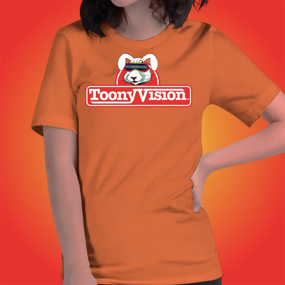 Mujer vistiendo playera naranja ToonyVision Creadora, con logo minimalista, ideal para fans del arte y animación.