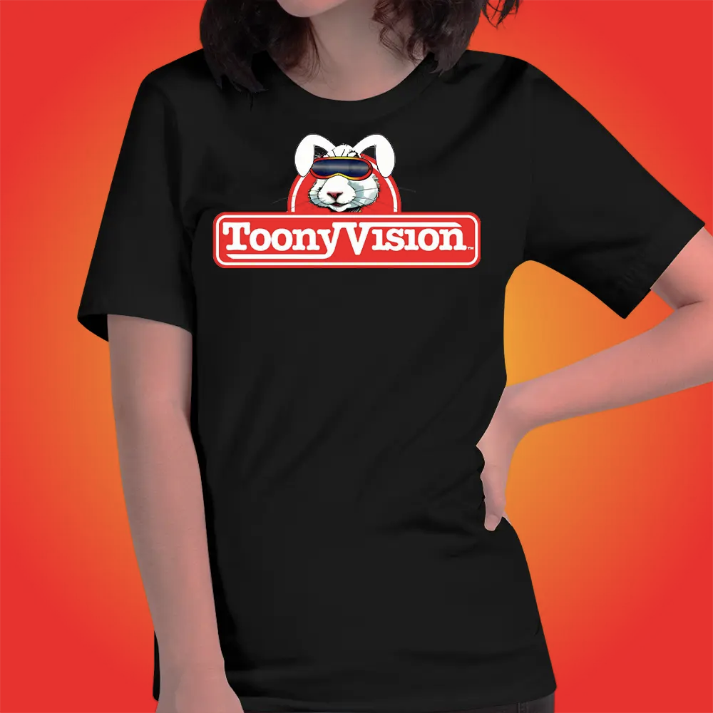 Mujer vistiendo playera negra ToonyVision Creadora, con logo minimalista, ideal para fans del arte y animación.