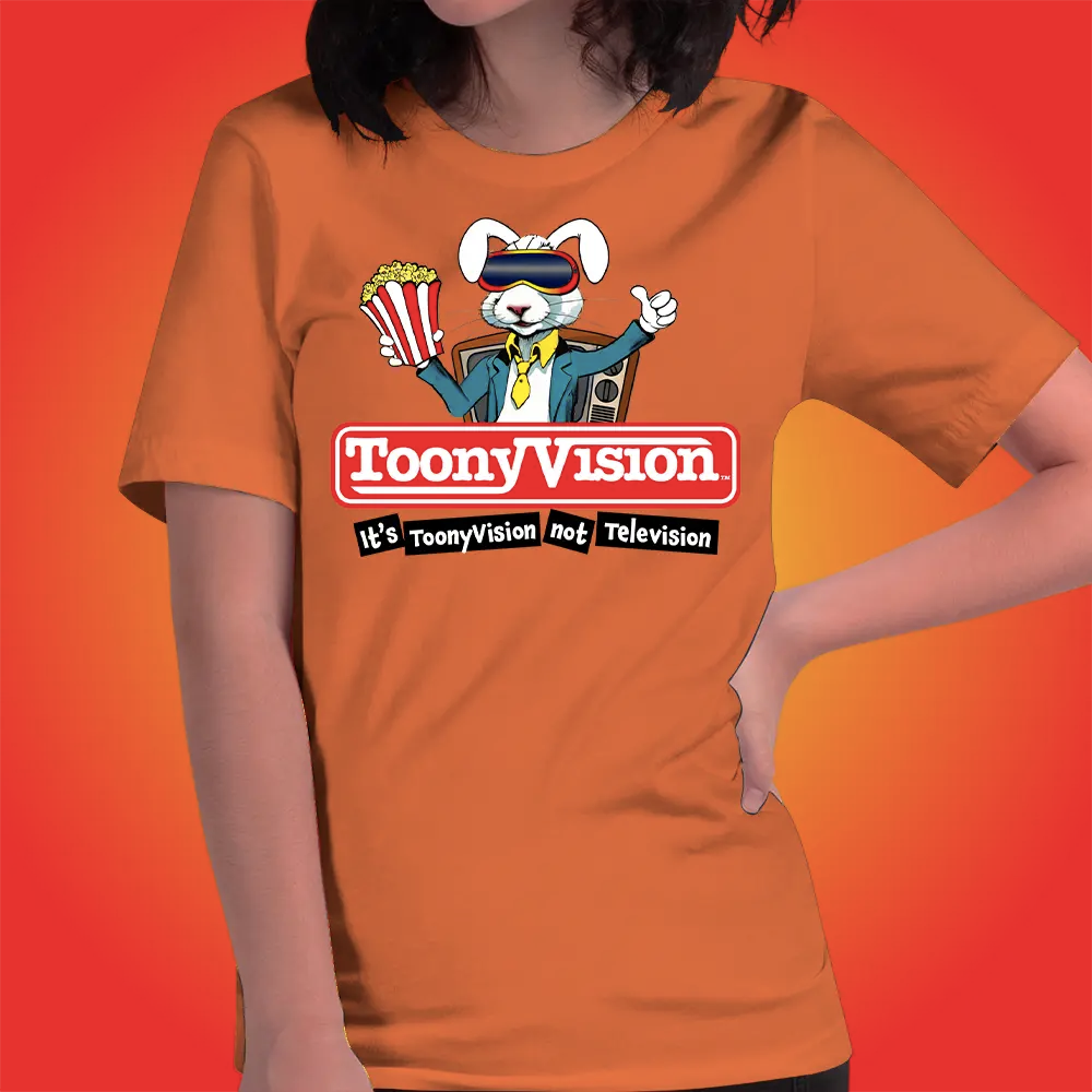 Mujer vistiendo playera naranja premium ToonyVision Studios con logo oficial y corte femenino.