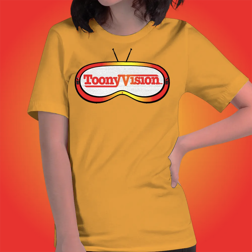 Mujer vistiendo playera amarilla ToonyVision Universo Animado, con diseño gráfico de series originales.