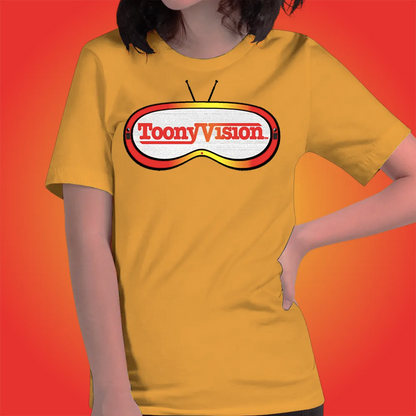 Mujer vistiendo playera amarilla ToonyVision Universo Animado, con diseño gráfico de series originales.
