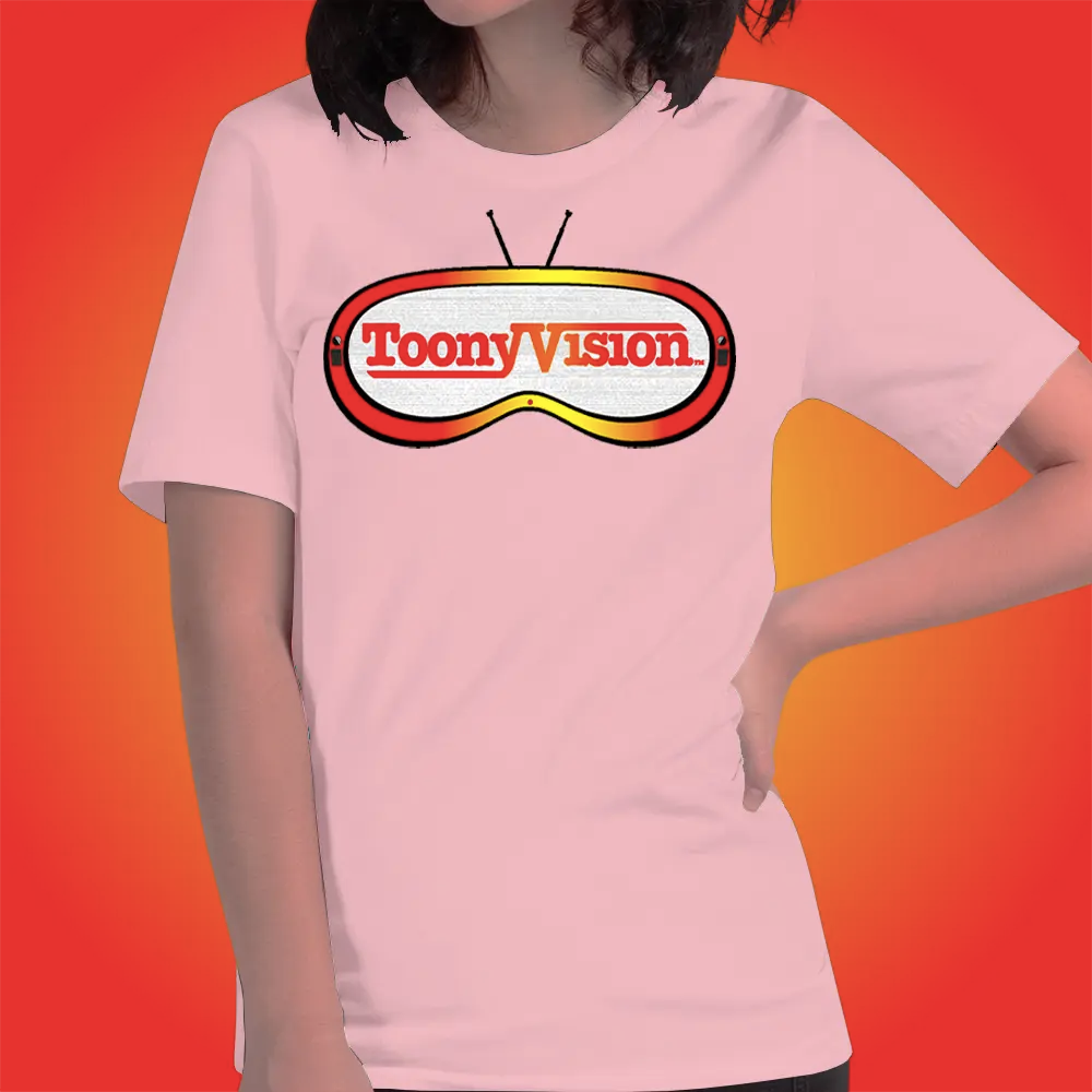 Mujer vistiendo playera rosa ToonyVision Universo Animado, con diseño gráfico de series originales.